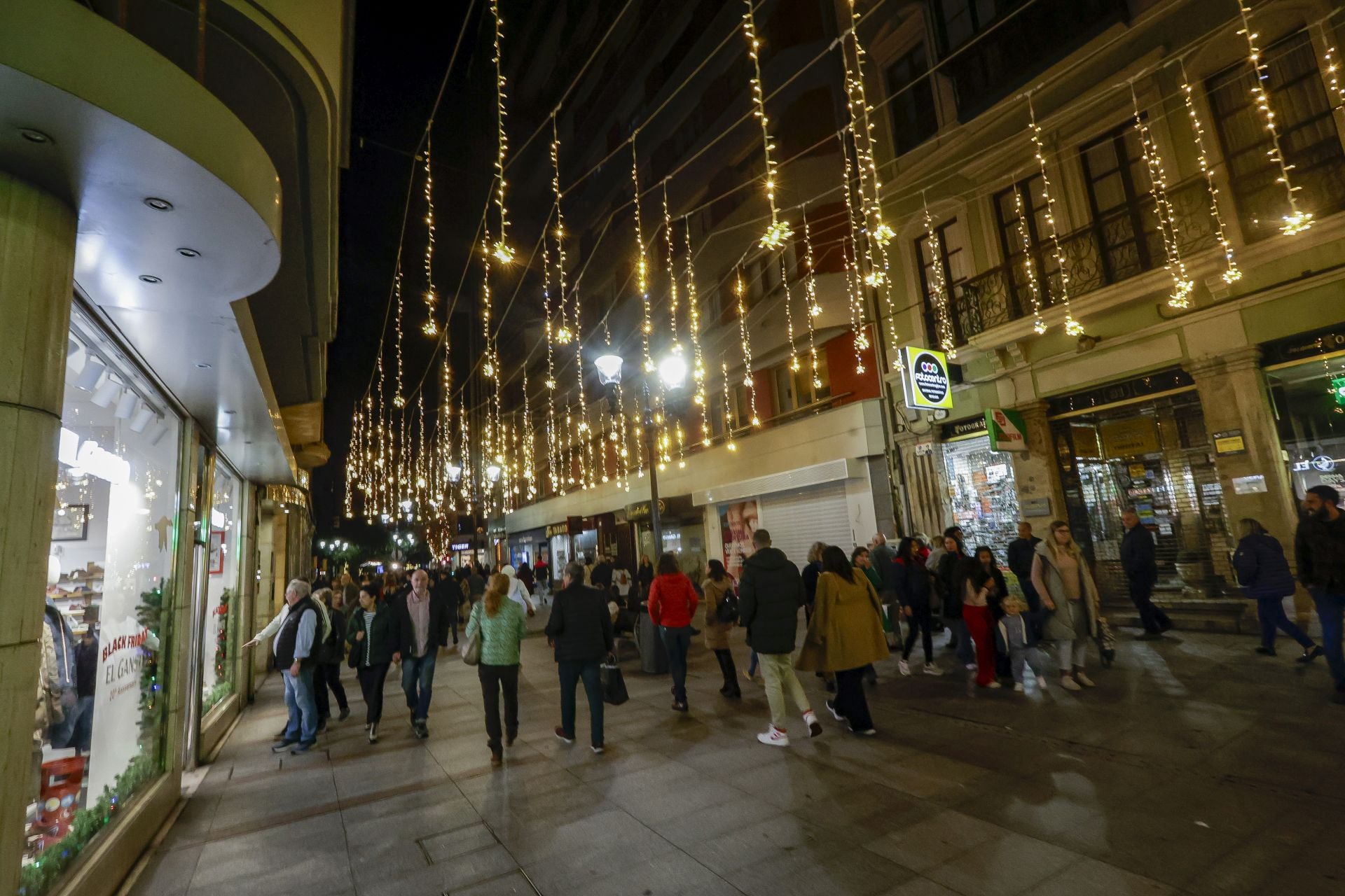 Gijón recibe la Navidad más luminosa