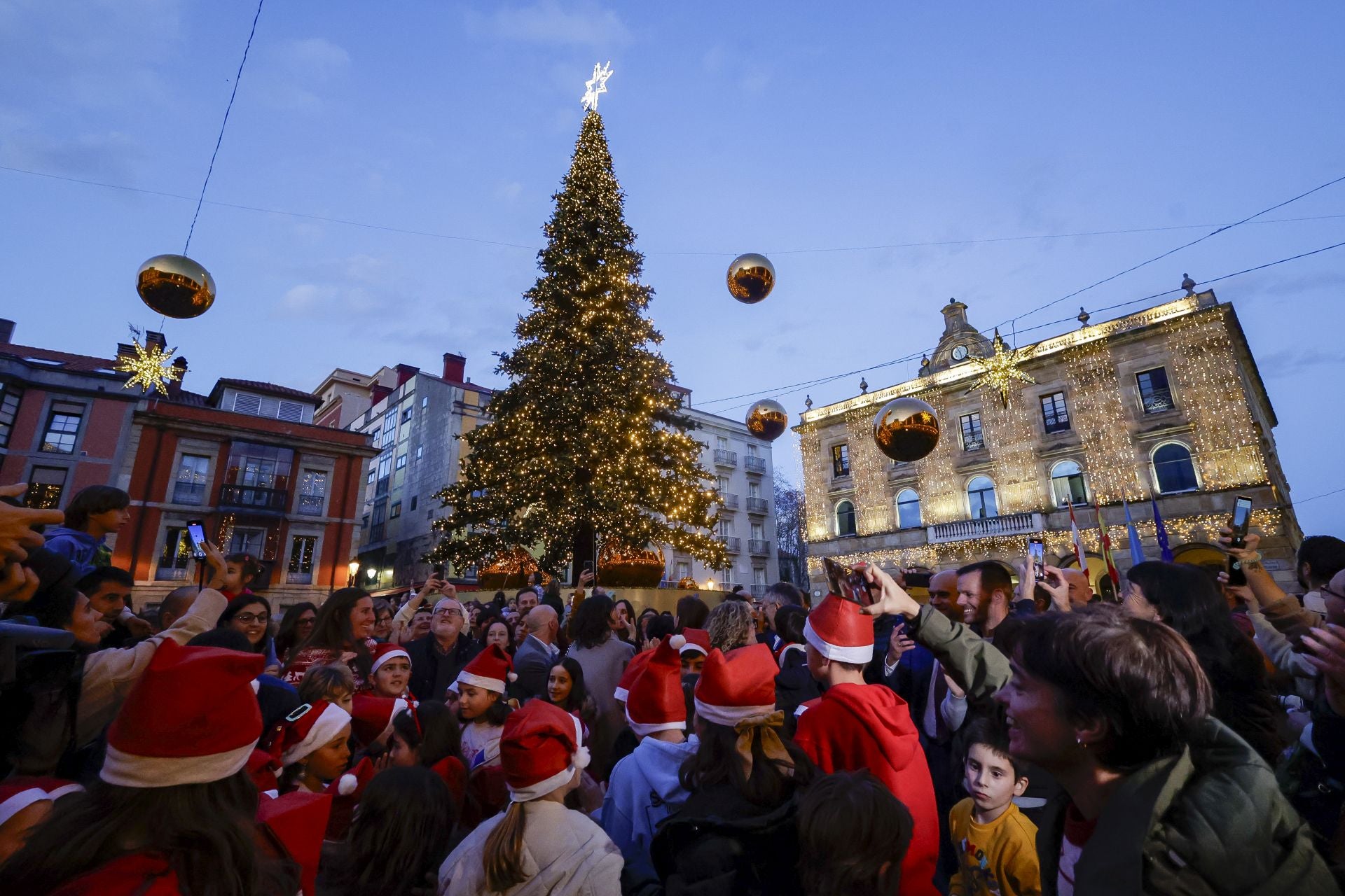 Gijón recibe la Navidad más luminosa