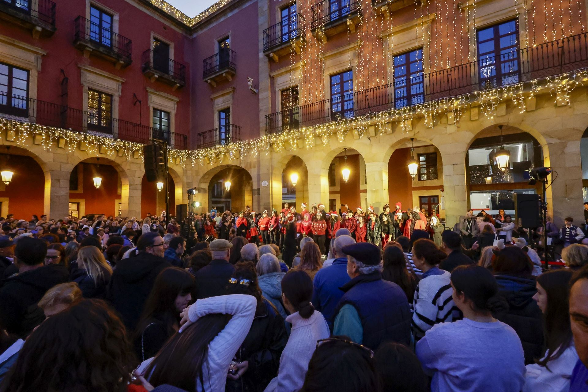 Gijón recibe la Navidad más luminosa