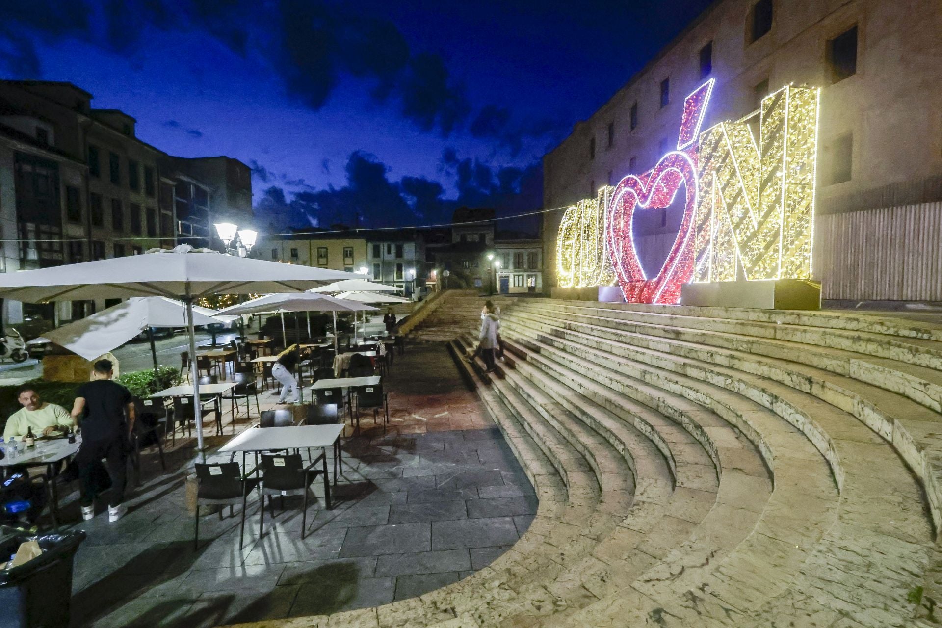 Gijón recibe la Navidad más luminosa