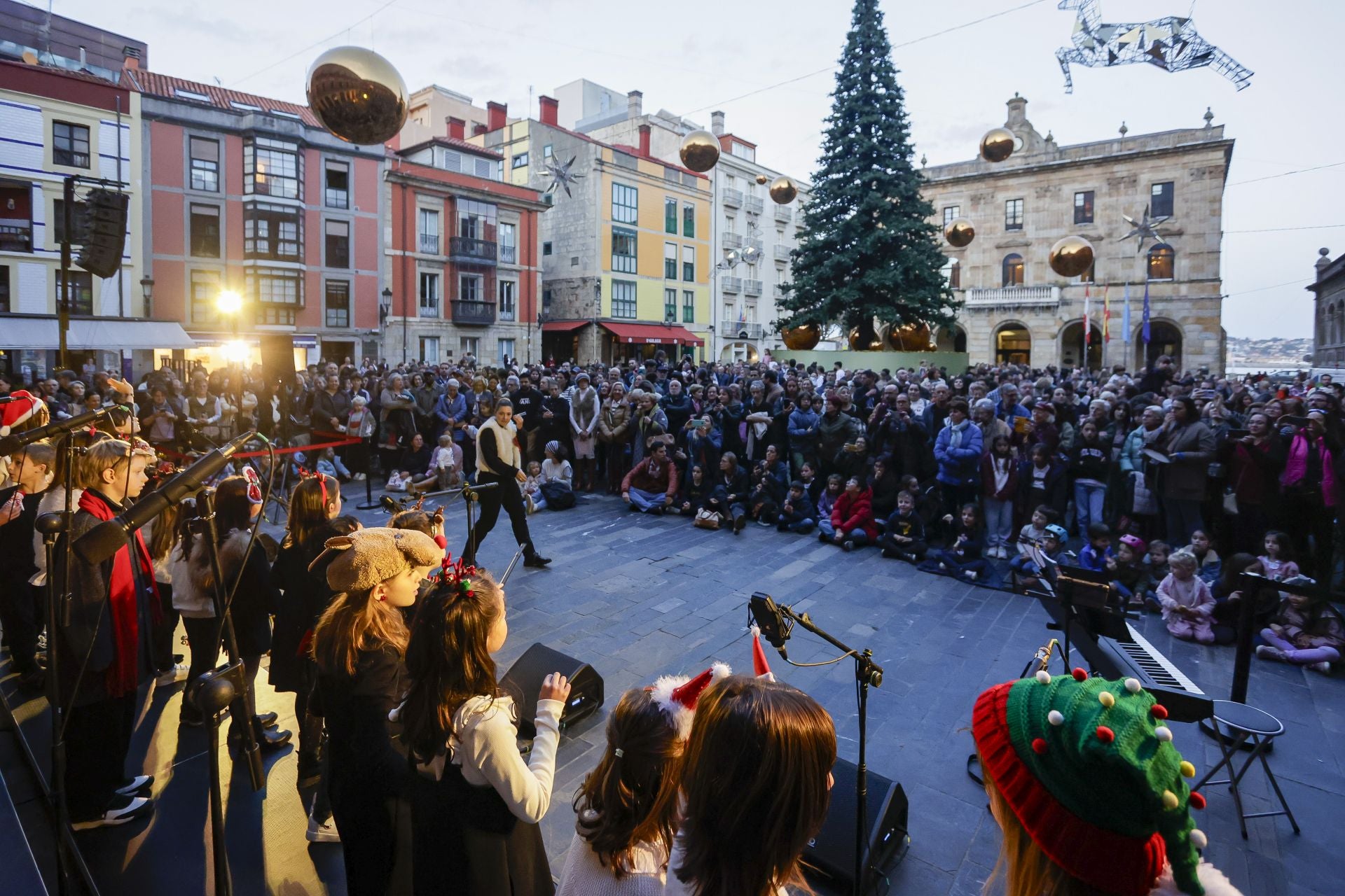 Gijón recibe la Navidad más luminosa