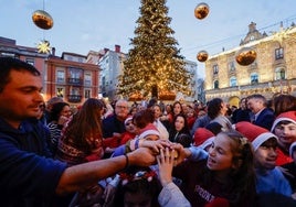 En la imagen, los alumnos del colegio Pinzales fueron los encargados de pulsar el botón rojo que encendió la Navidad en Gijón. En el vídeo, las luces de la ciudad.