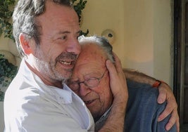 Nacho Manzano se abraza a su padre, Marcial, en Casa Marcial, distinguido con tres estrellas Michelin.