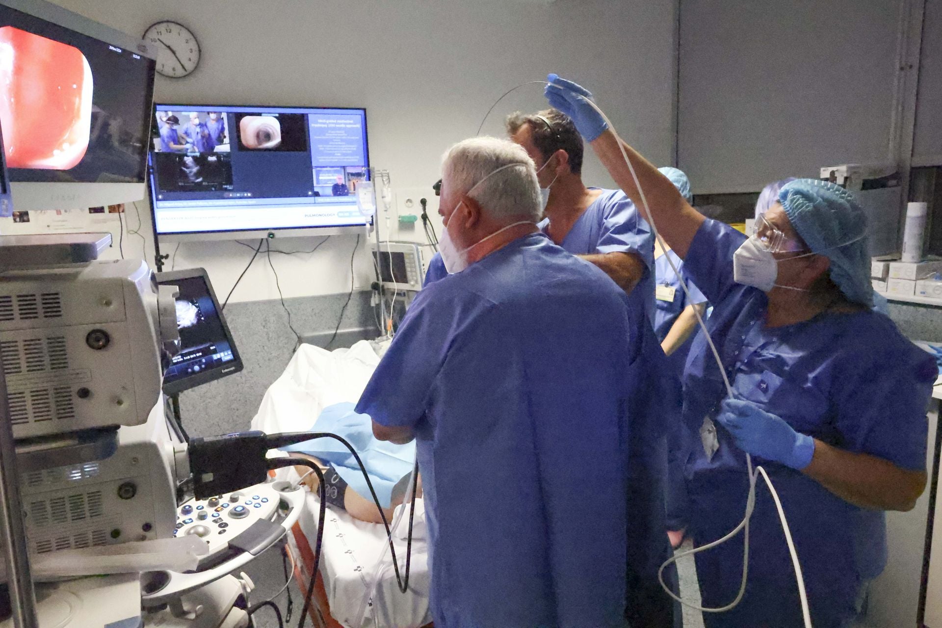 Una nueva técnica de biopsias por congelación de Asturias al mundo: las imágenes de la operación en el HUCA