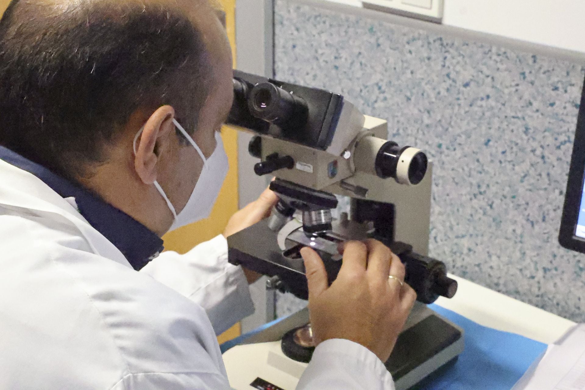 Una nueva técnica de biopsias por congelación de Asturias al mundo: las imágenes de la operación en el HUCA