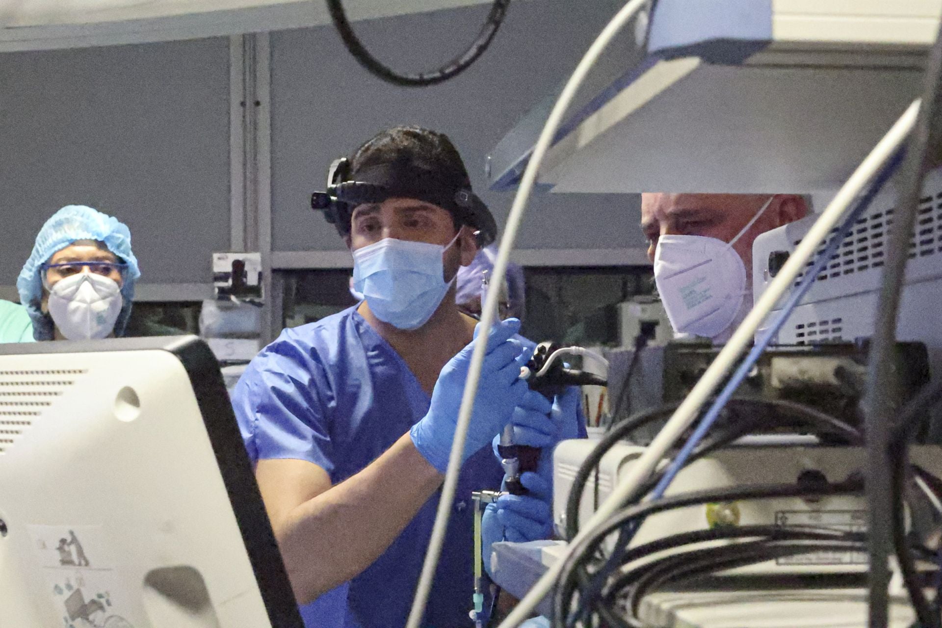 Una nueva técnica de biopsias por congelación de Asturias al mundo: las imágenes de la operación en el HUCA