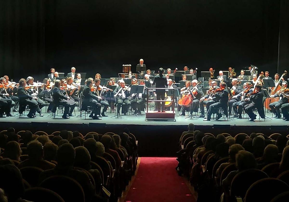 La OSPA, durante su actuación de ayer en el Teatro Jovellanos de Gijón.
