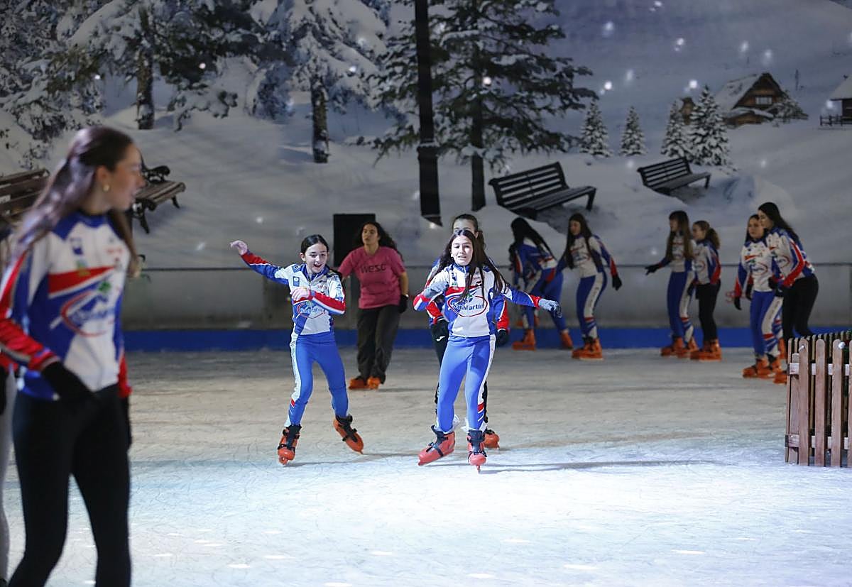 Caídas y mucha diversión sobre hielo en la pista de Gijón