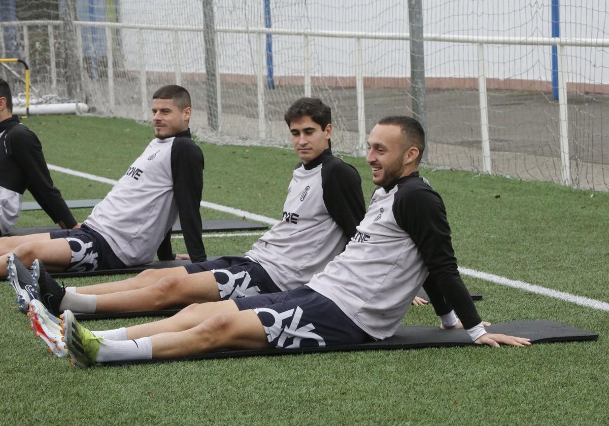 El delantero del Real Avilés Álvaro Santamaría, sonriente en primer término durante un entrenamiento del Real Avilés en La Toba 2.