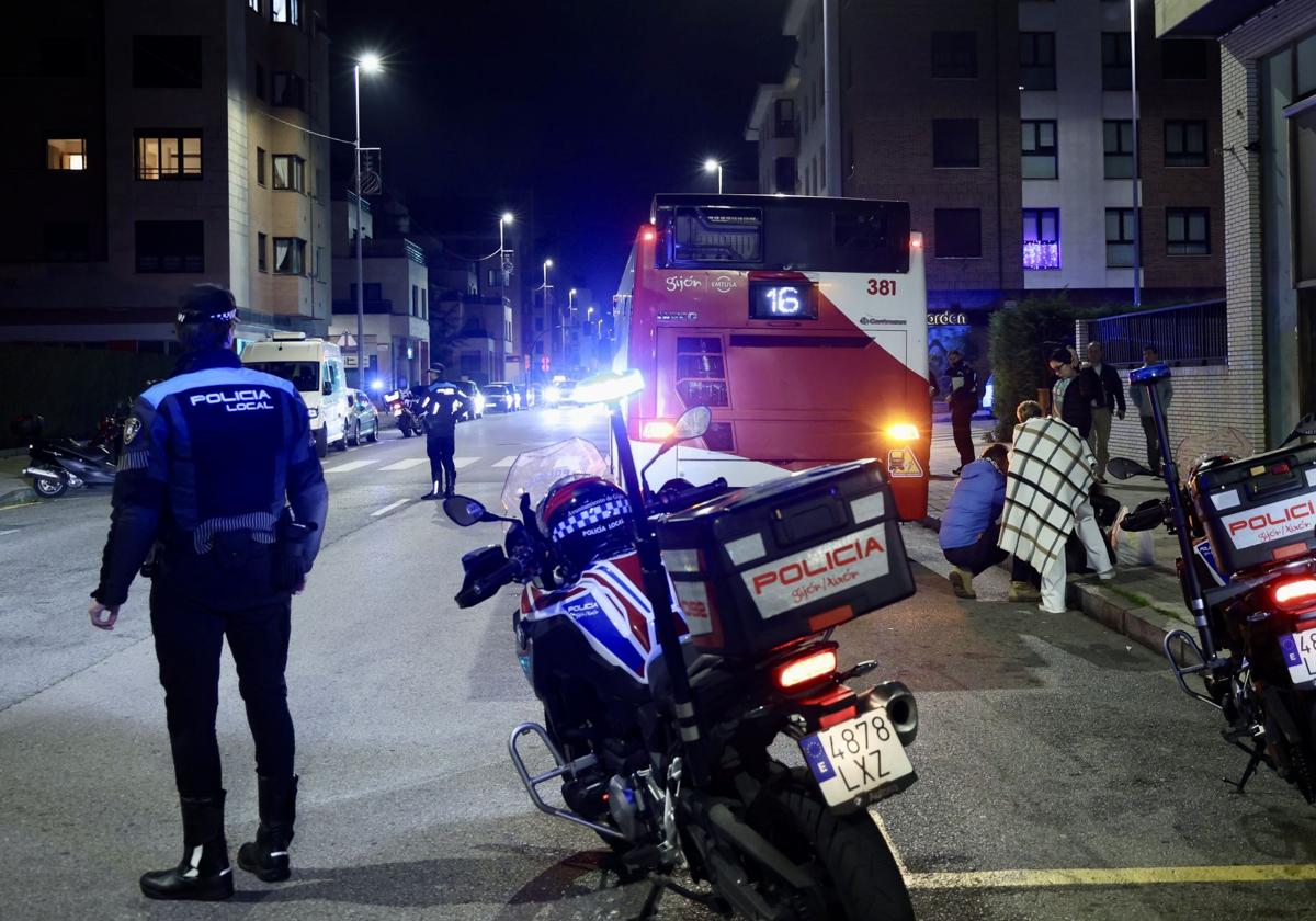 Herida una mujer al ser golpeada por un autobús urbano en Gijón