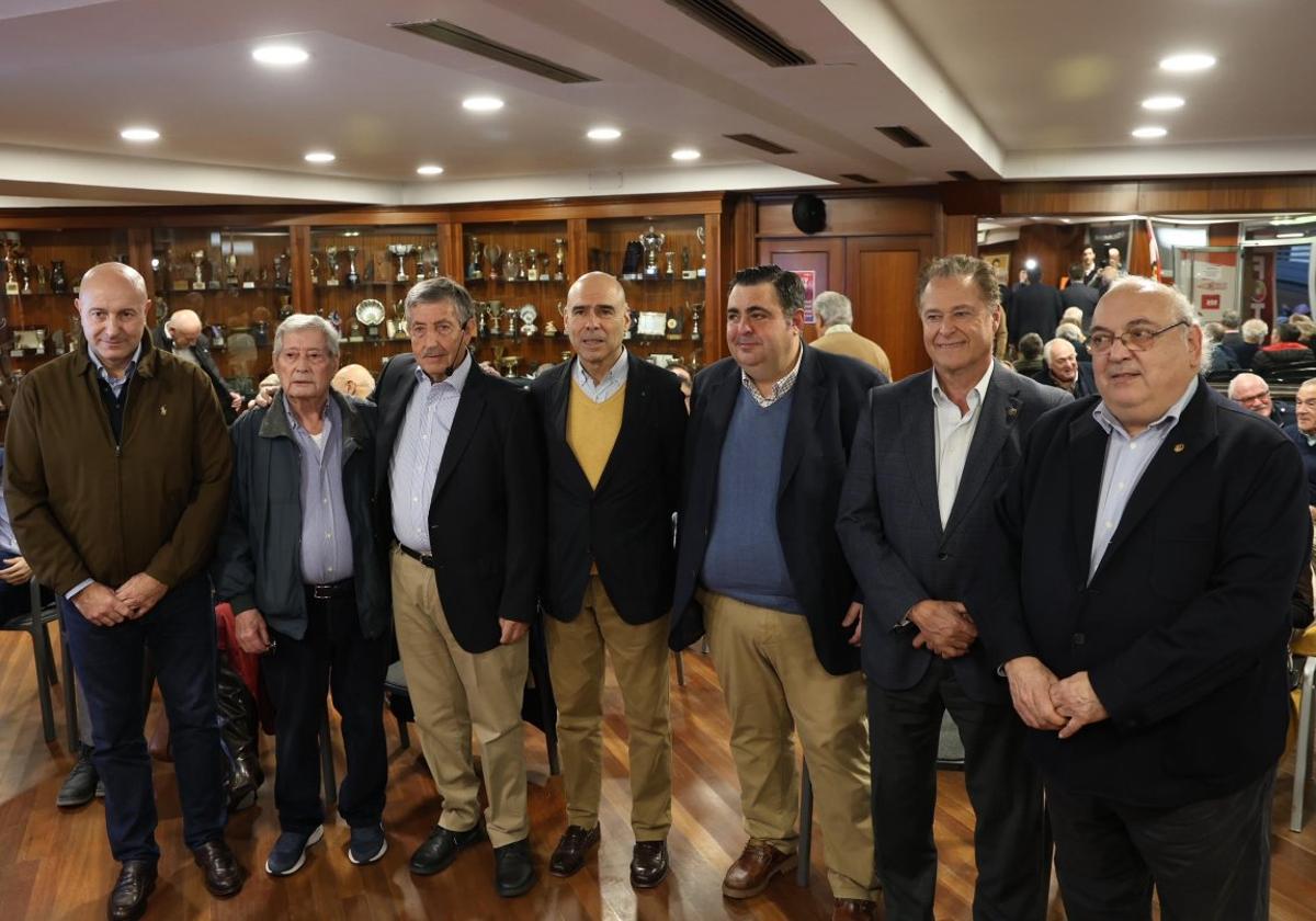 Por la izquierda, Miguel Gallo, Lisardo Argüelles, José Perurena, Joaquín Miranda, Pelayo Barcia, Francisco Baragaño y Alberto Estrada.