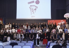 Foto de familia en la gala celebrado en el recinto Luis Adaro que reunió a toda la 'familia' del Fodeba Gijón.