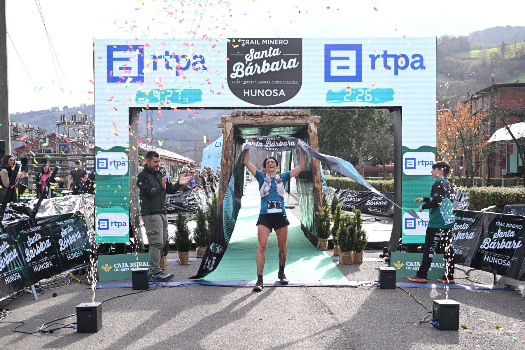 Oihana Kortazar, ganadora femenina en la prueba larga, cruza la línea de meta.