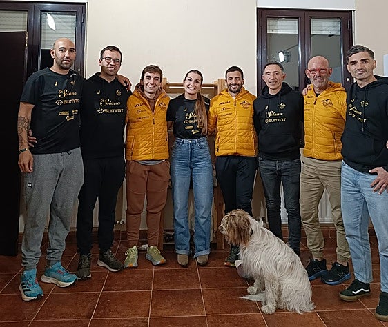 Toñín, David, Rober, Carla, Carlos, Pedro, Julián y Félix, miembros de La Solana Summit Trail, en la sede del club ubicada en Illas.