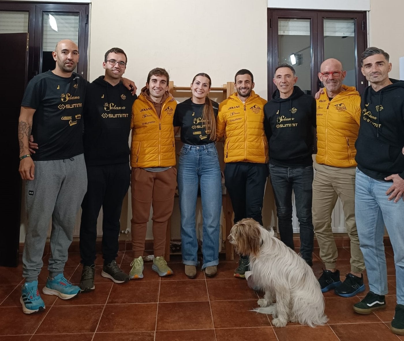 Toñín, David, Rober, Carla, Carlos, Pedro, Julián y Félix, miembros de La Solana Summit Trail, en la sede del club ubicada en Illas.
