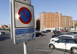 Zona de estacionamiento regulado en el barrio de Laviada, en Gijón.