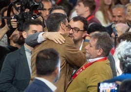 El secretario general de la Federación Socialista Asturiana, Adrián Barbón, abraza a Pedro Sánchez.