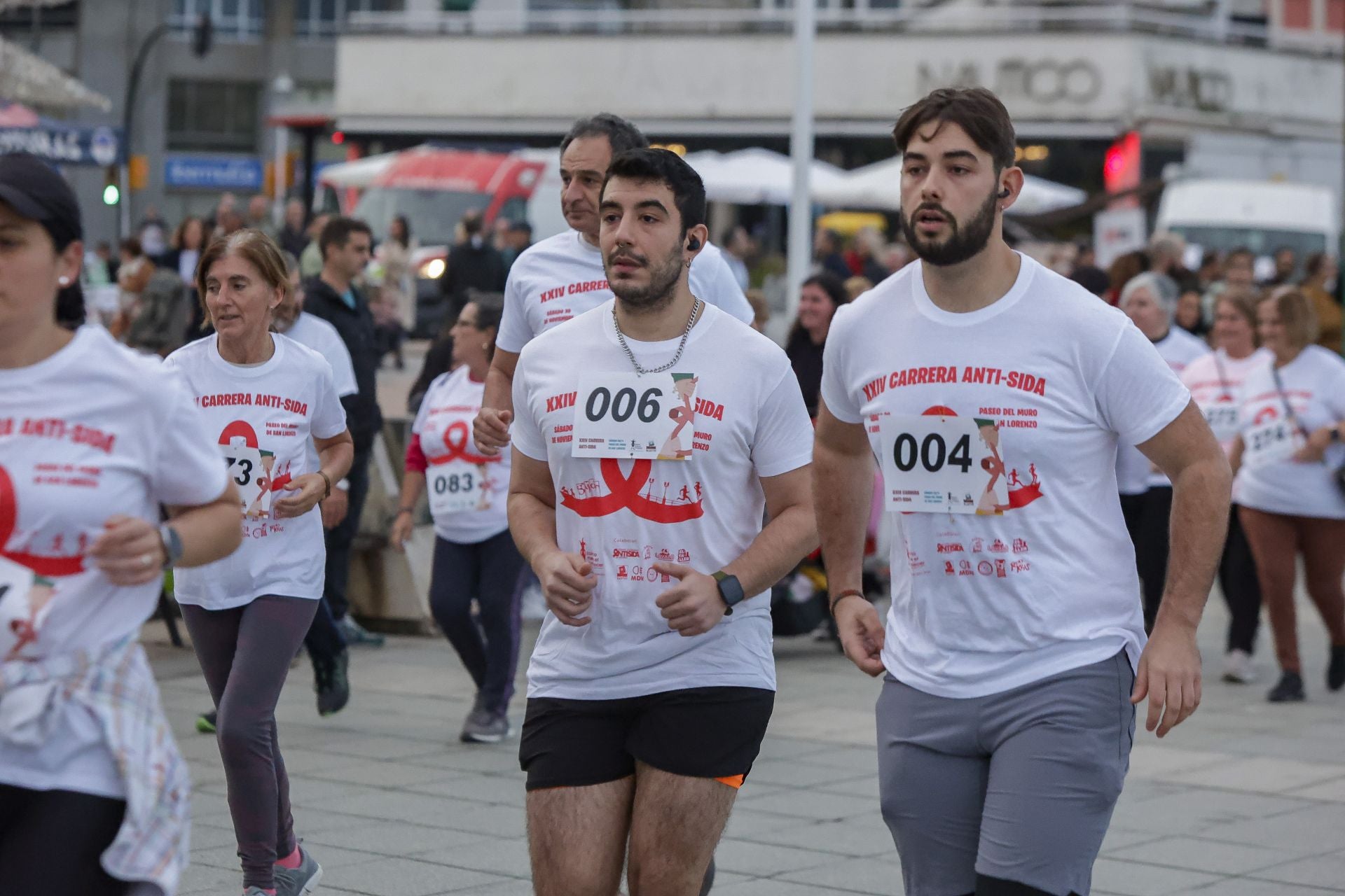 Zancadas de solidaridad: las imágenes de la carrera anti-sida en Gijón