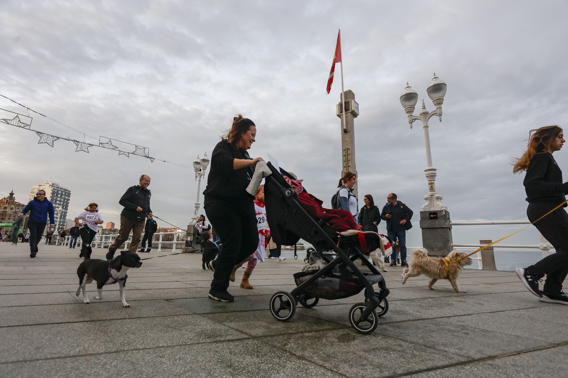 Zancadas de solidaridad: las imágenes de la carrera anti-sida en Gijón