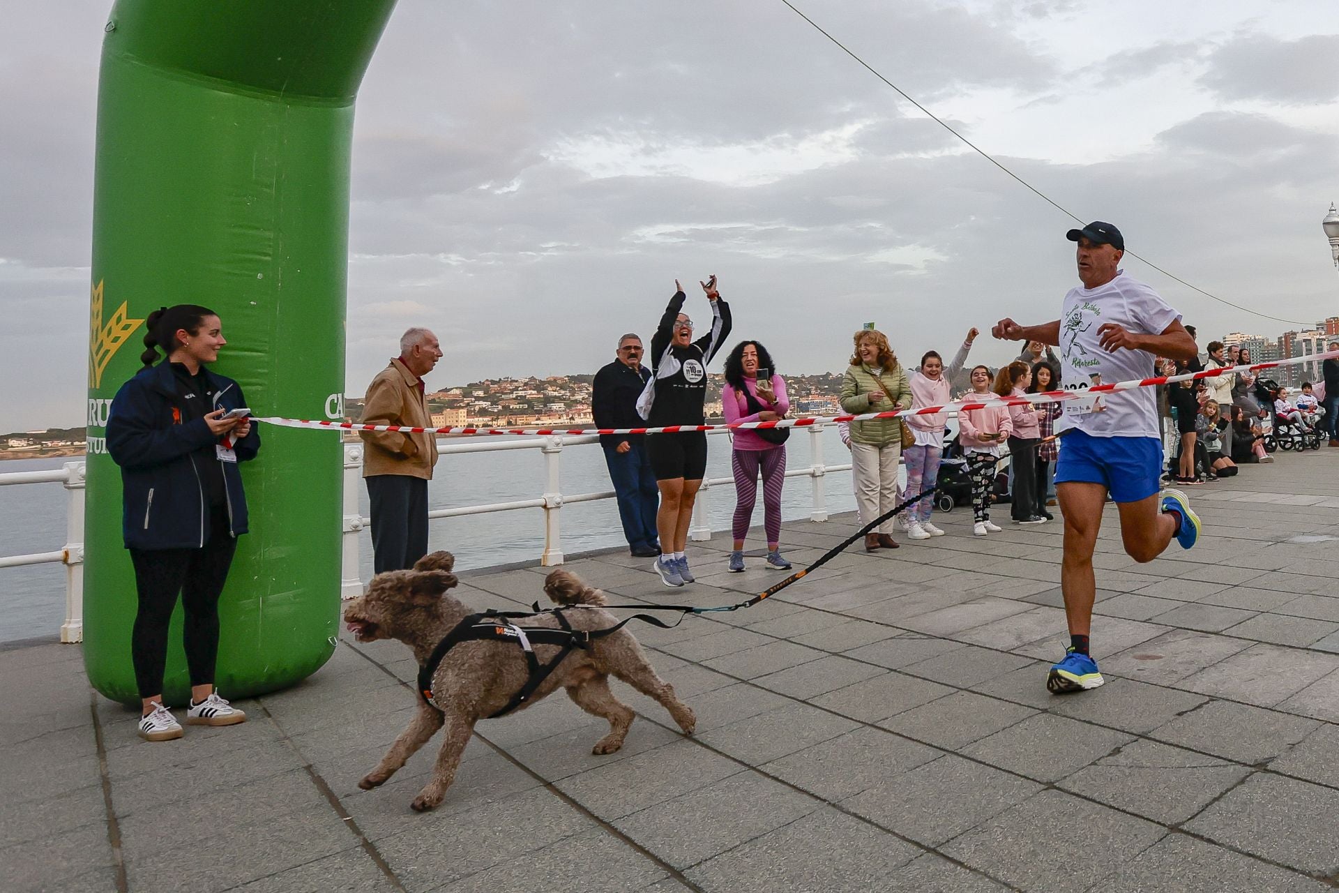 Zancadas de solidaridad: las imágenes de la carrera anti-sida en Gijón