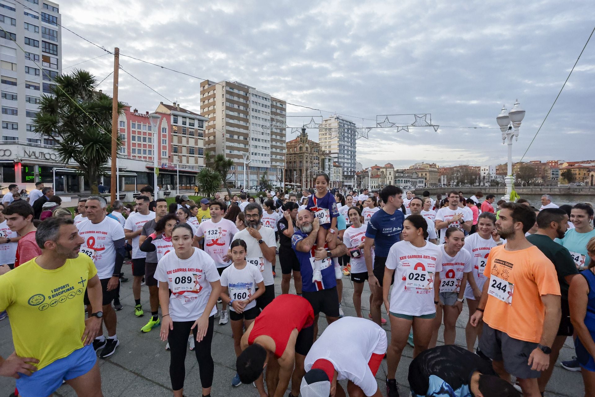 Zancadas de solidaridad: las imágenes de la carrera anti-sida en Gijón