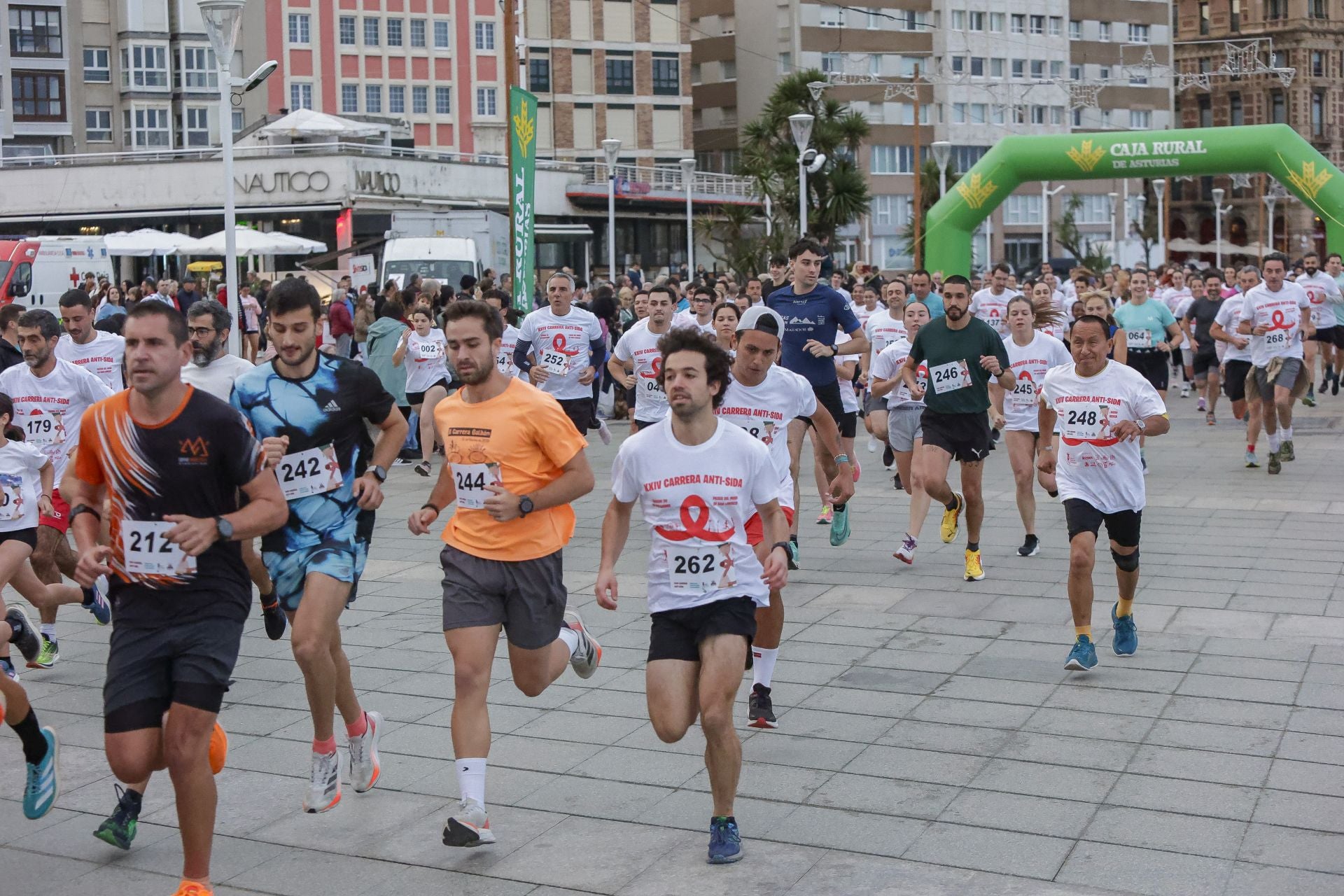 Zancadas de solidaridad: las imágenes de la carrera anti-sida en Gijón