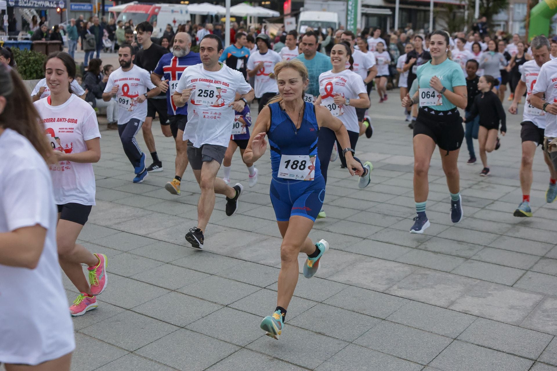 Zancadas de solidaridad: las imágenes de la carrera anti-sida en Gijón
