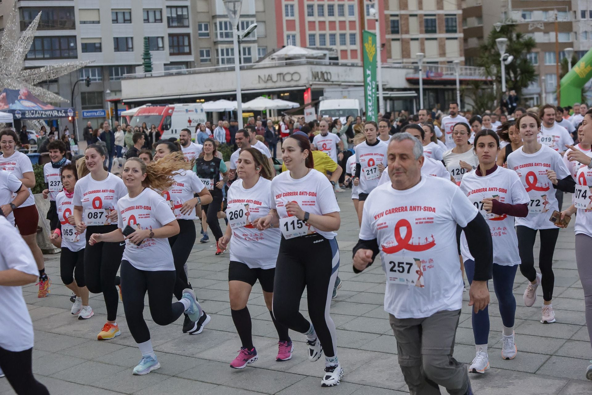 Zancadas de solidaridad: las imágenes de la carrera anti-sida en Gijón