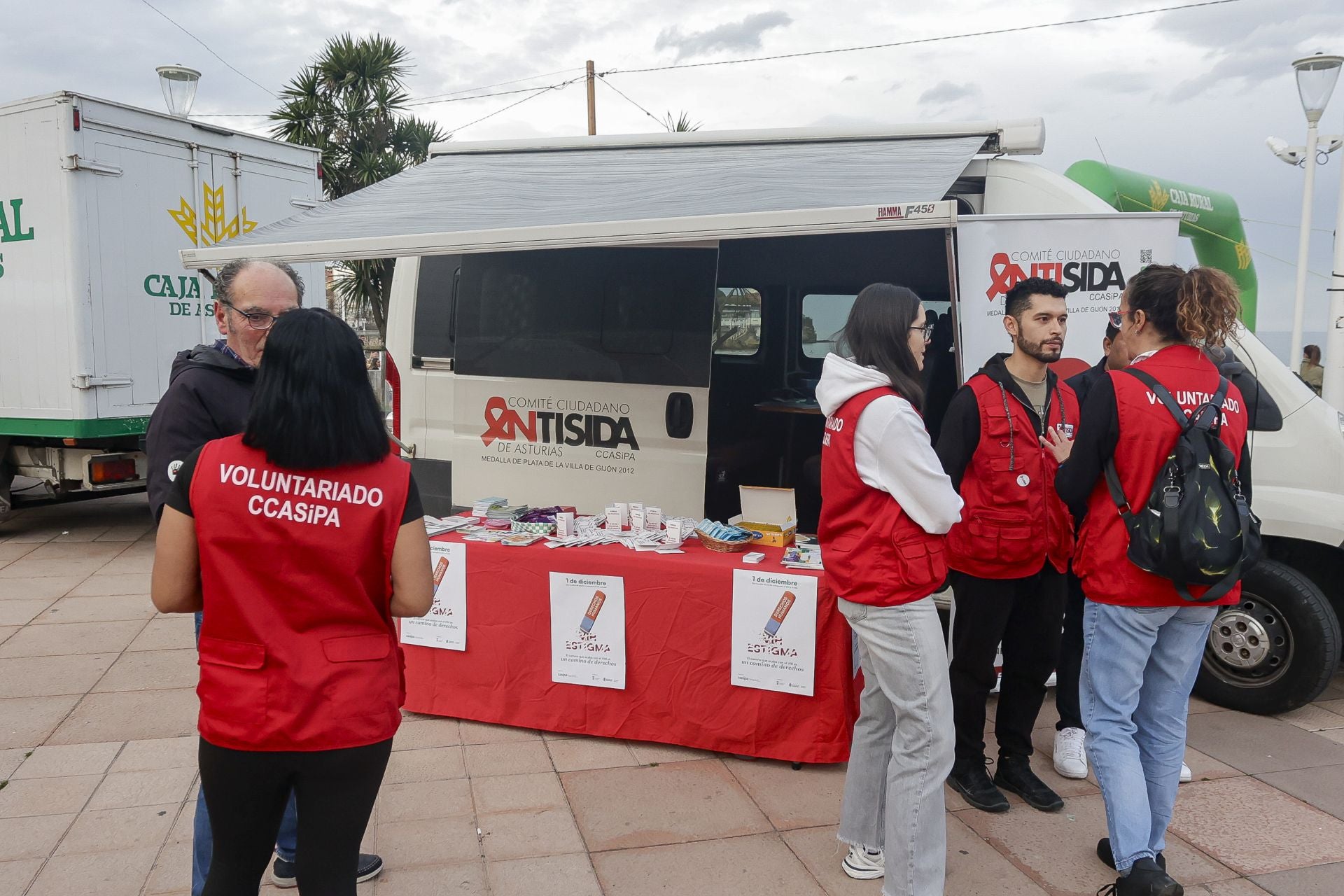 Zancadas de solidaridad: las imágenes de la carrera anti-sida en Gijón