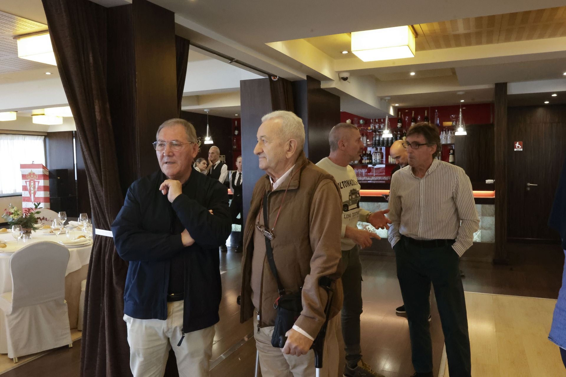 Roberto Canella, leyenda rojiblanca: así recibió la insignia de oro de los veteranos del Sporting