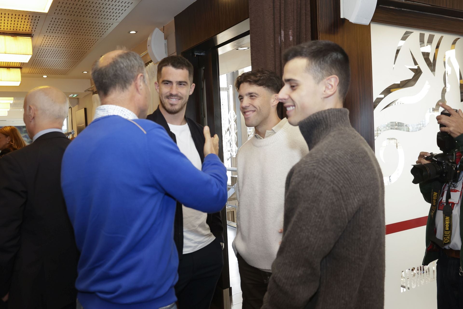 Roberto Canella, leyenda rojiblanca: así recibió la insignia de oro de los veteranos del Sporting