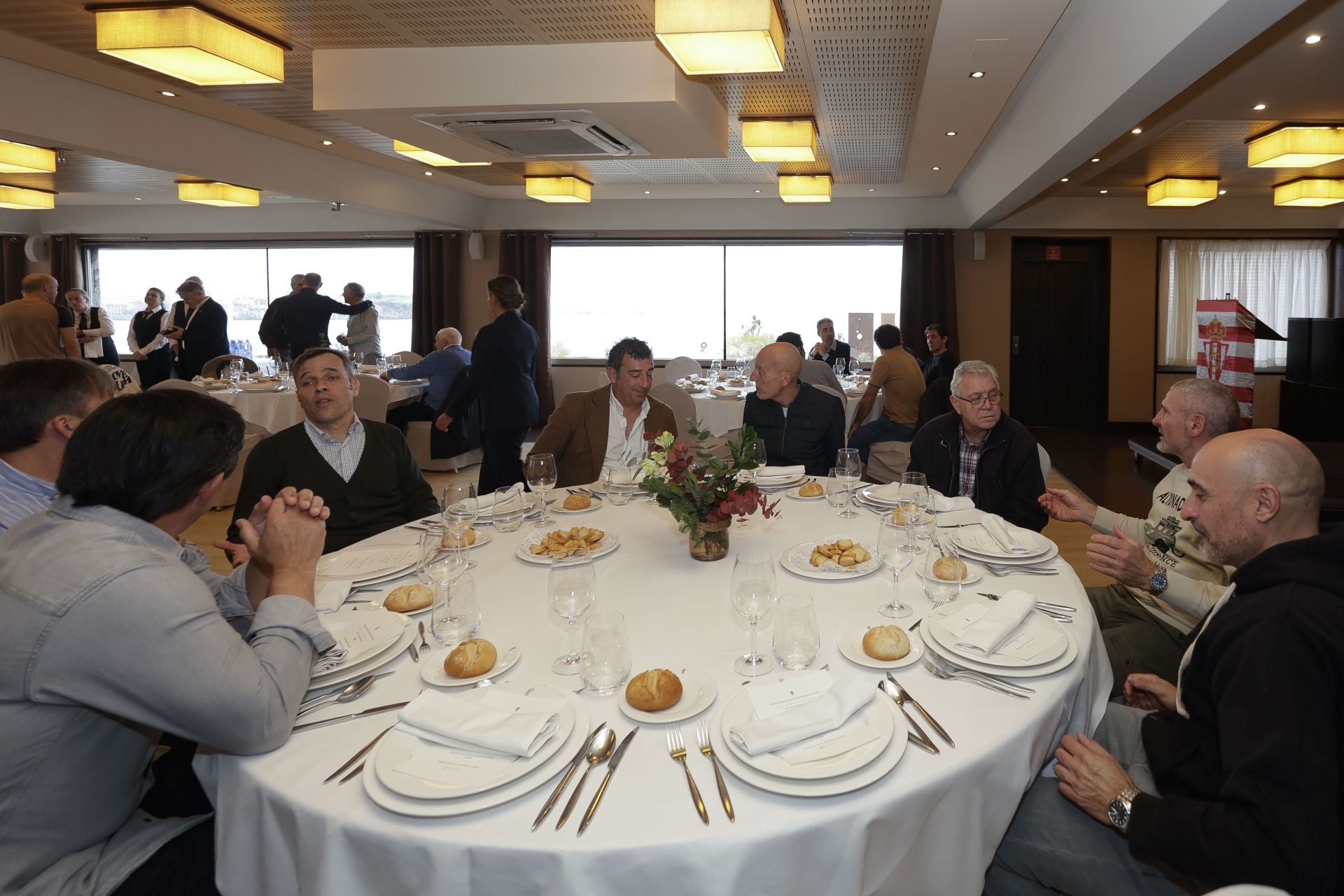 Roberto Canella, leyenda rojiblanca: así recibió la insignia de oro de los veteranos del Sporting