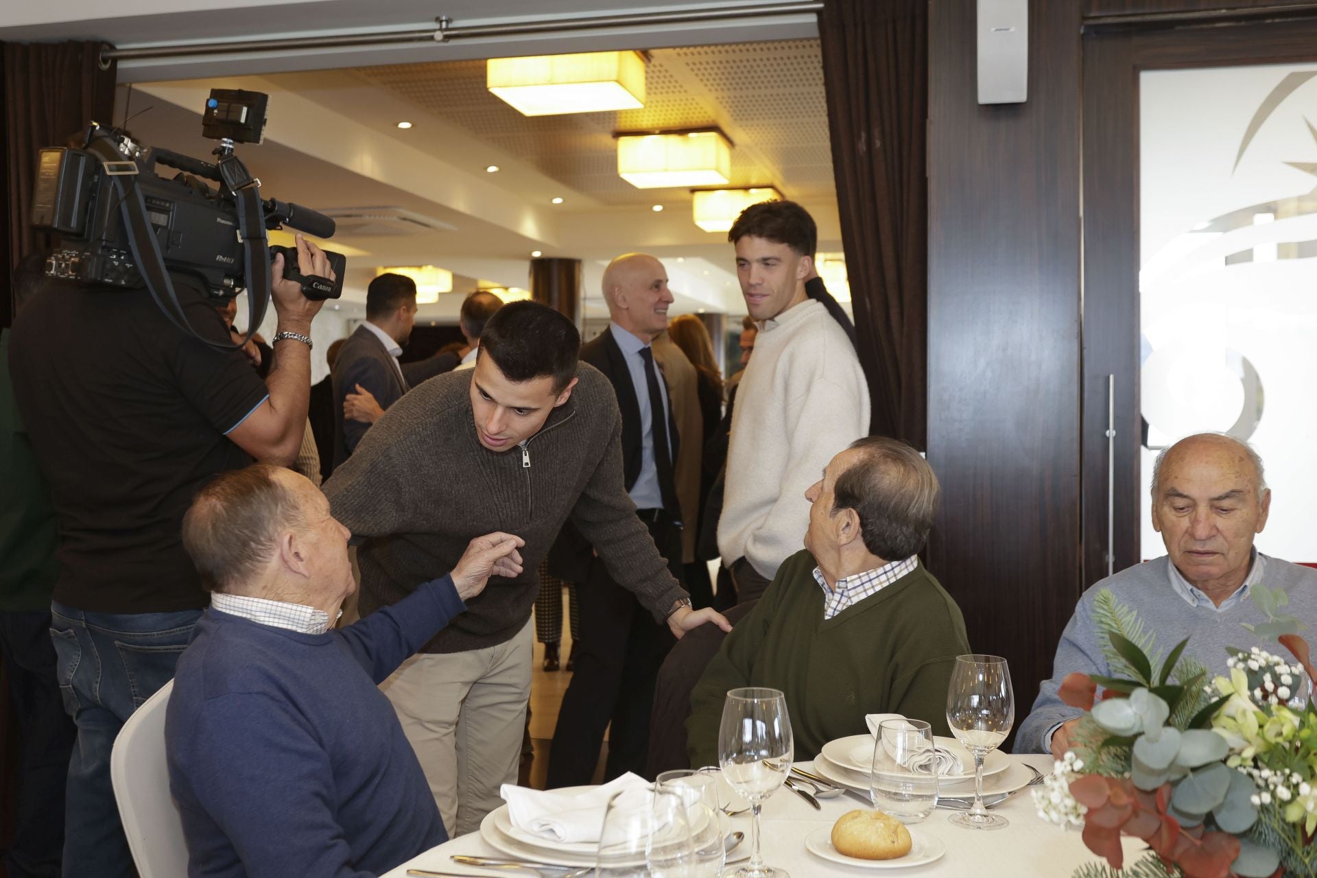 Roberto Canella, leyenda rojiblanca: así recibió la insignia de oro de los veteranos del Sporting