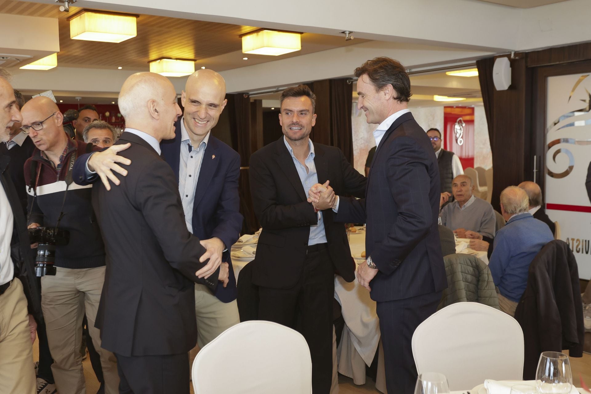 Roberto Canella, leyenda rojiblanca: así recibió la insignia de oro de los veteranos del Sporting