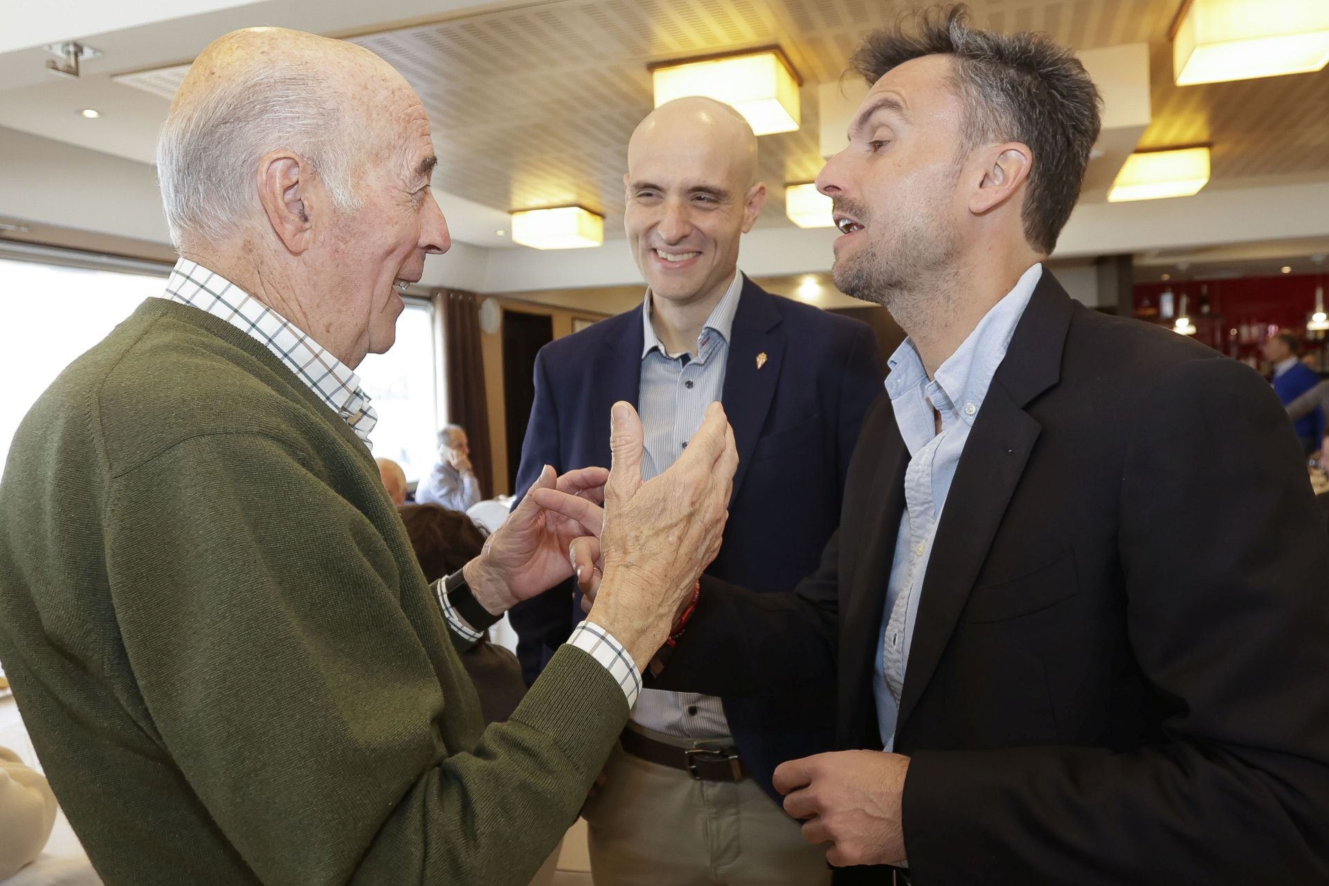 Roberto Canella, leyenda rojiblanca: así recibió la insignia de oro de los veteranos del Sporting