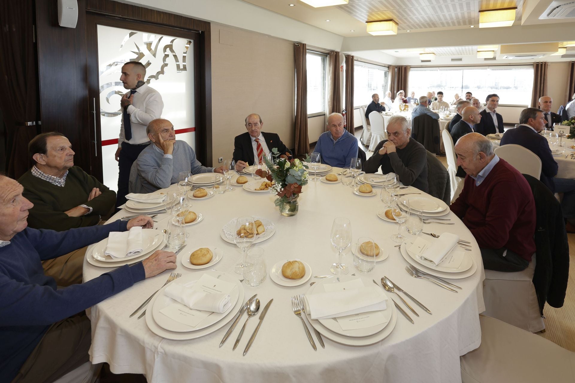 Roberto Canella, leyenda rojiblanca: así recibió la insignia de oro de los veteranos del Sporting