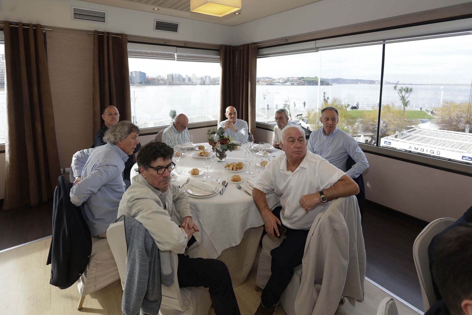 Roberto Canella, leyenda rojiblanca: así recibió la insignia de oro de los veteranos del Sporting