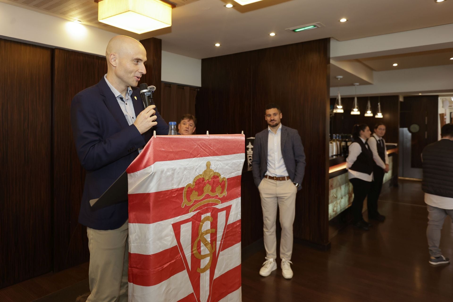 Roberto Canella, leyenda rojiblanca: así recibió la insignia de oro de los veteranos del Sporting