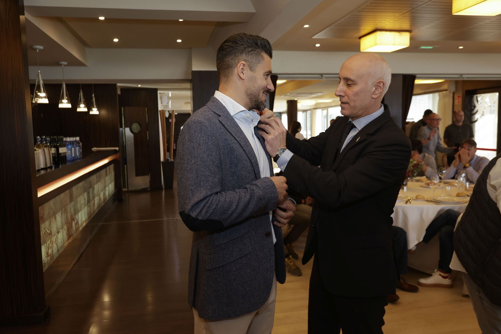 Roberto Canella, leyenda rojiblanca: así recibió la insignia de oro de los veteranos del Sporting