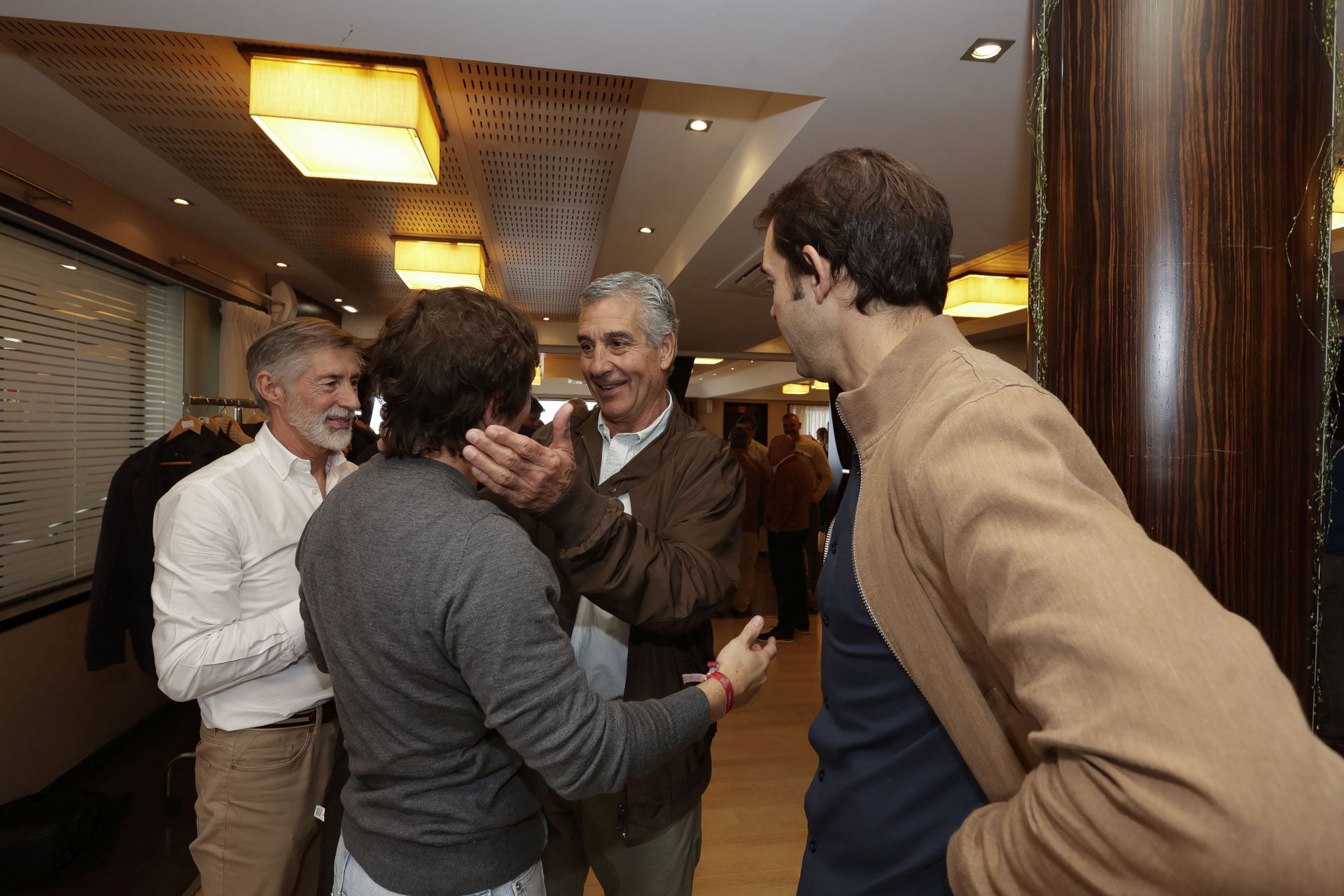 Roberto Canella, leyenda rojiblanca: así recibió la insignia de oro de los veteranos del Sporting