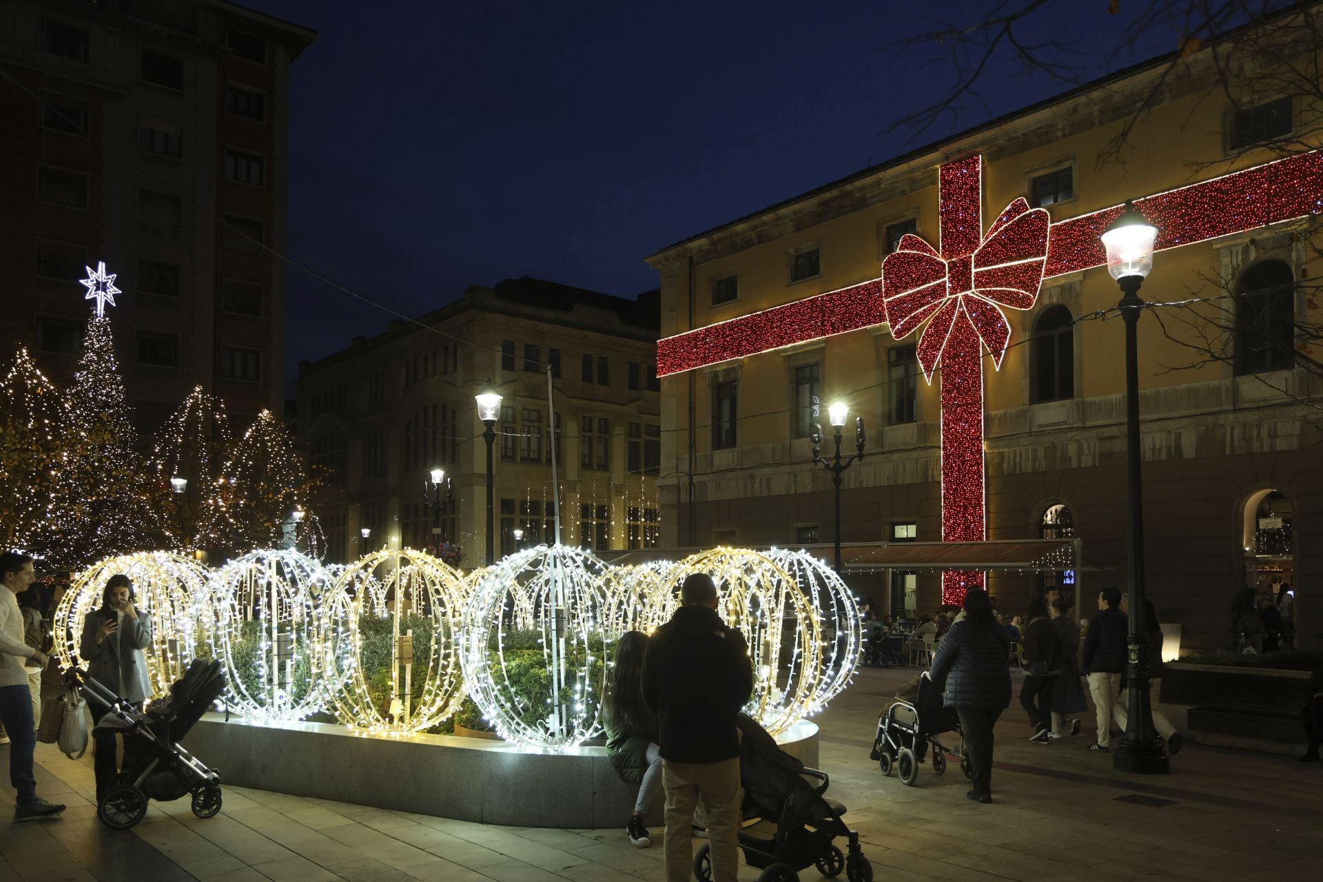 El espectacular despliegue de luces navideñas conquista a los gijoneses