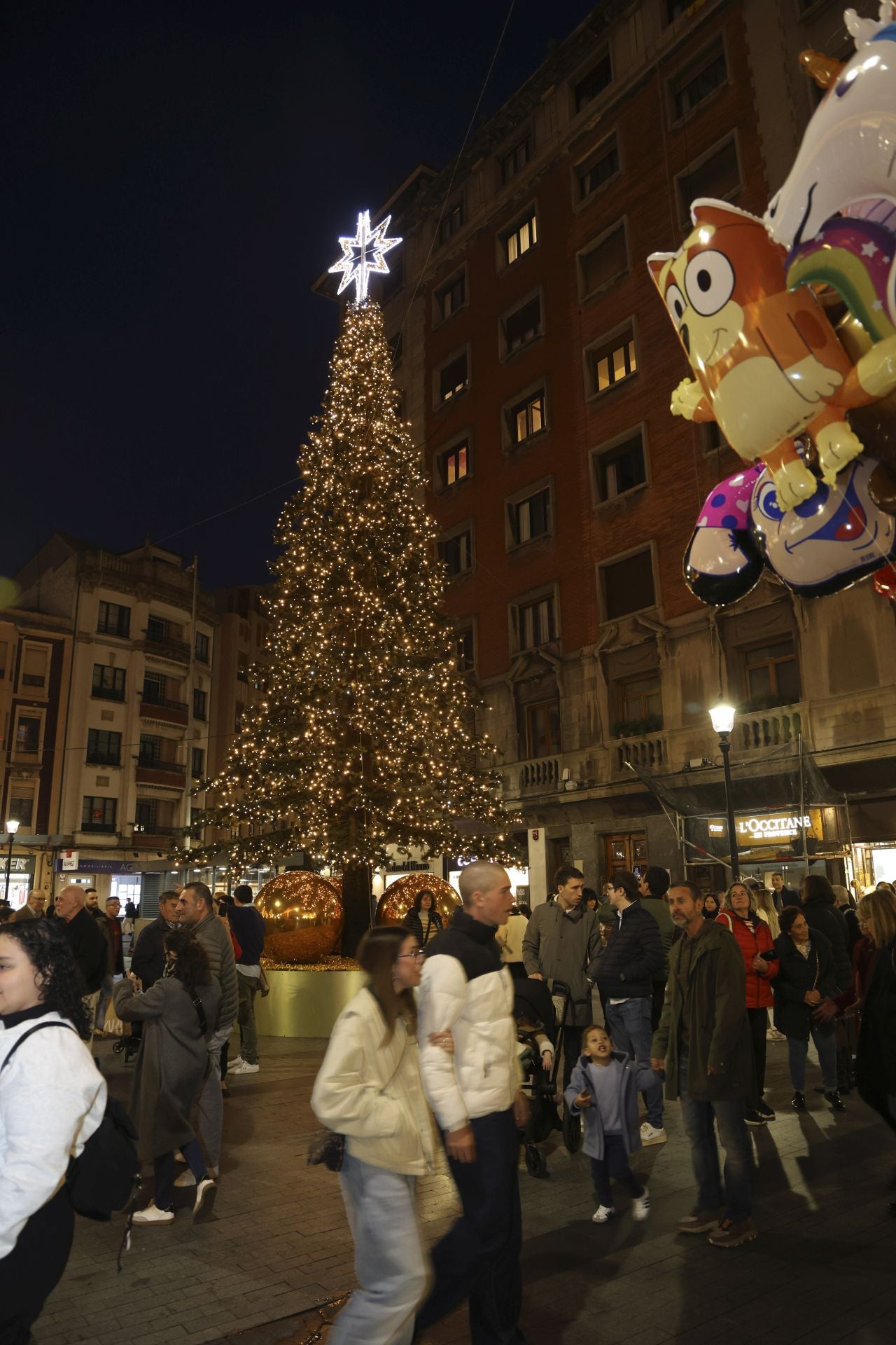 El espectacular despliegue de luces navideñas conquista a los gijoneses