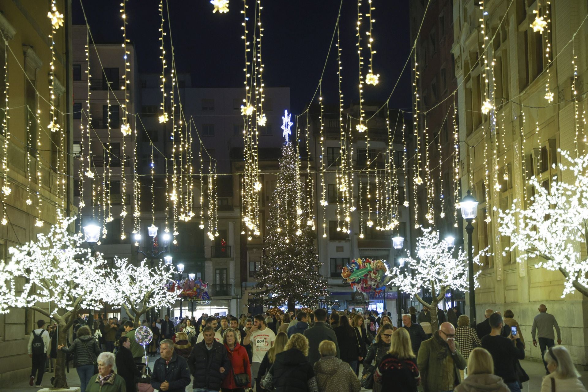 El espectacular despliegue de luces navideñas conquista a los gijoneses