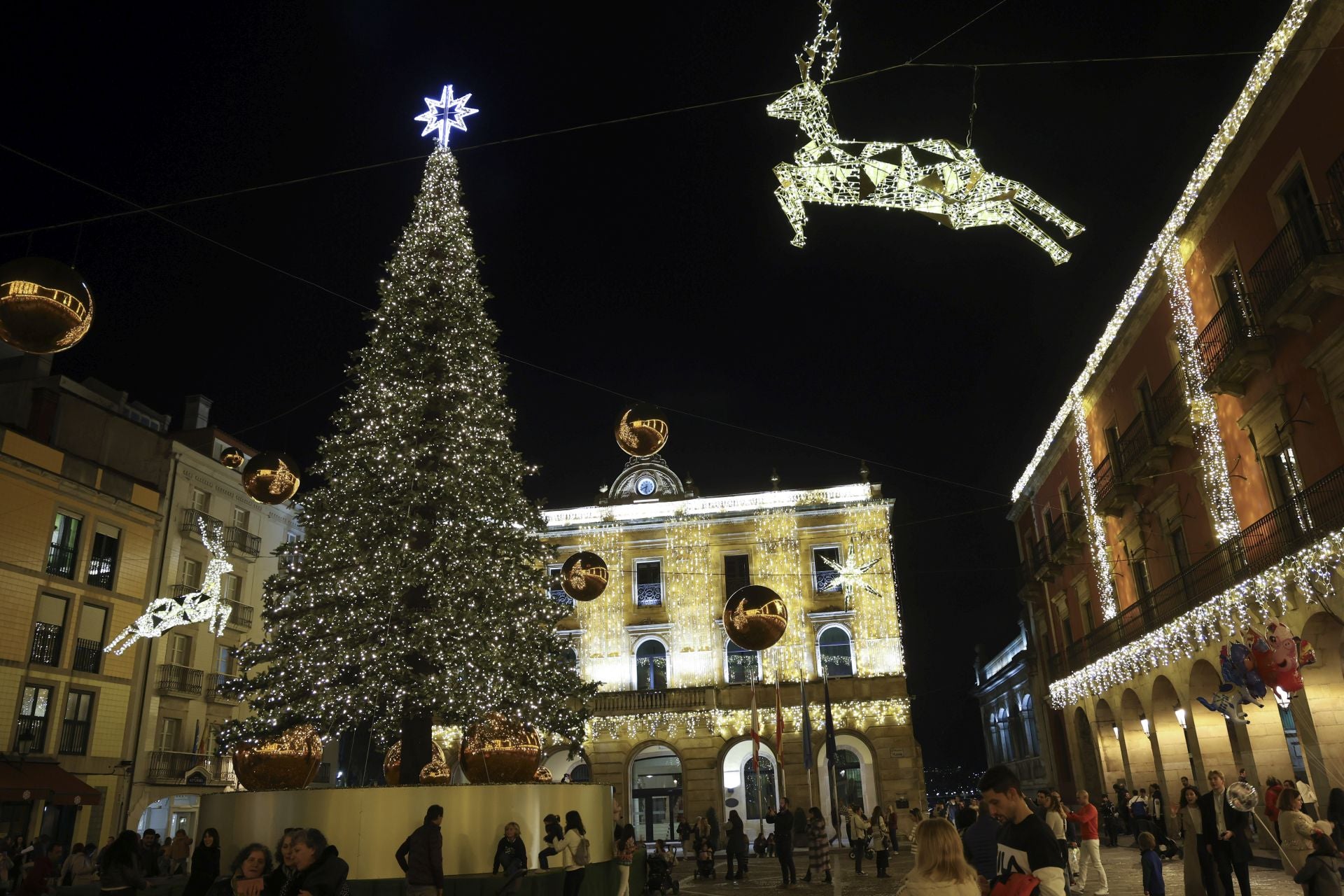 El espectacular despliegue de luces navideñas conquista a los gijoneses