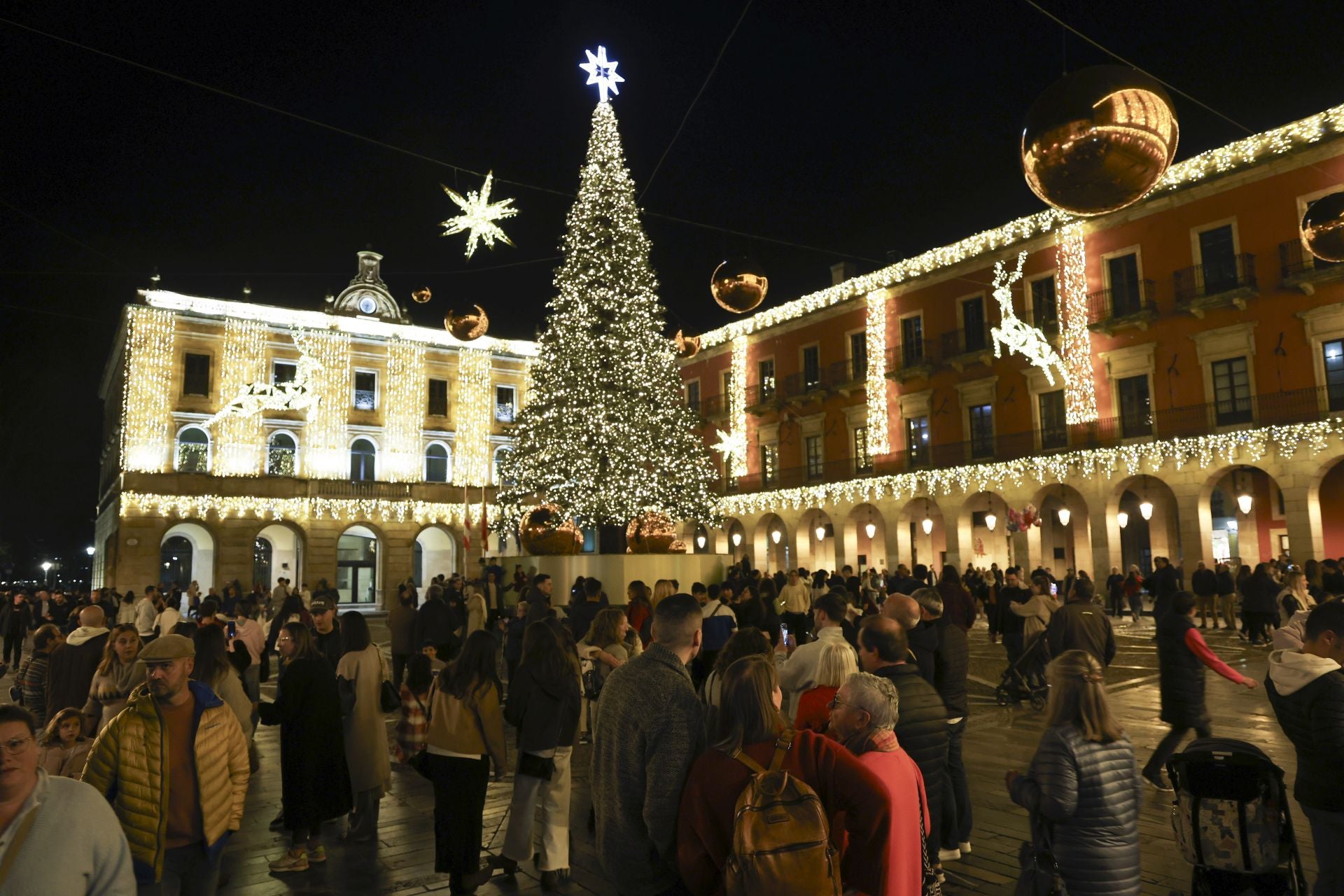 El espectacular despliegue de luces navideñas conquista a los gijoneses