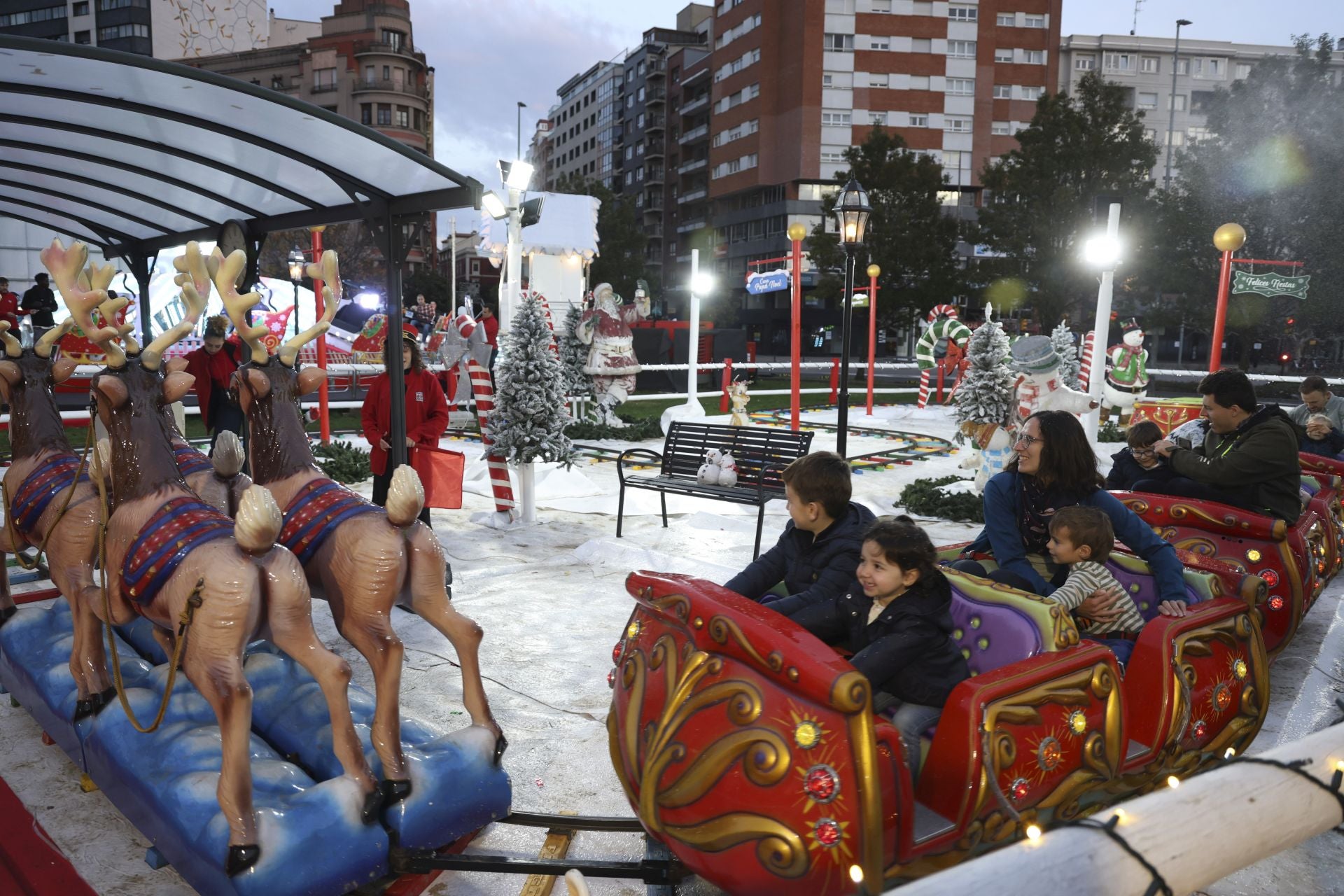 El espectacular despliegue de luces navideñas conquista a los gijoneses