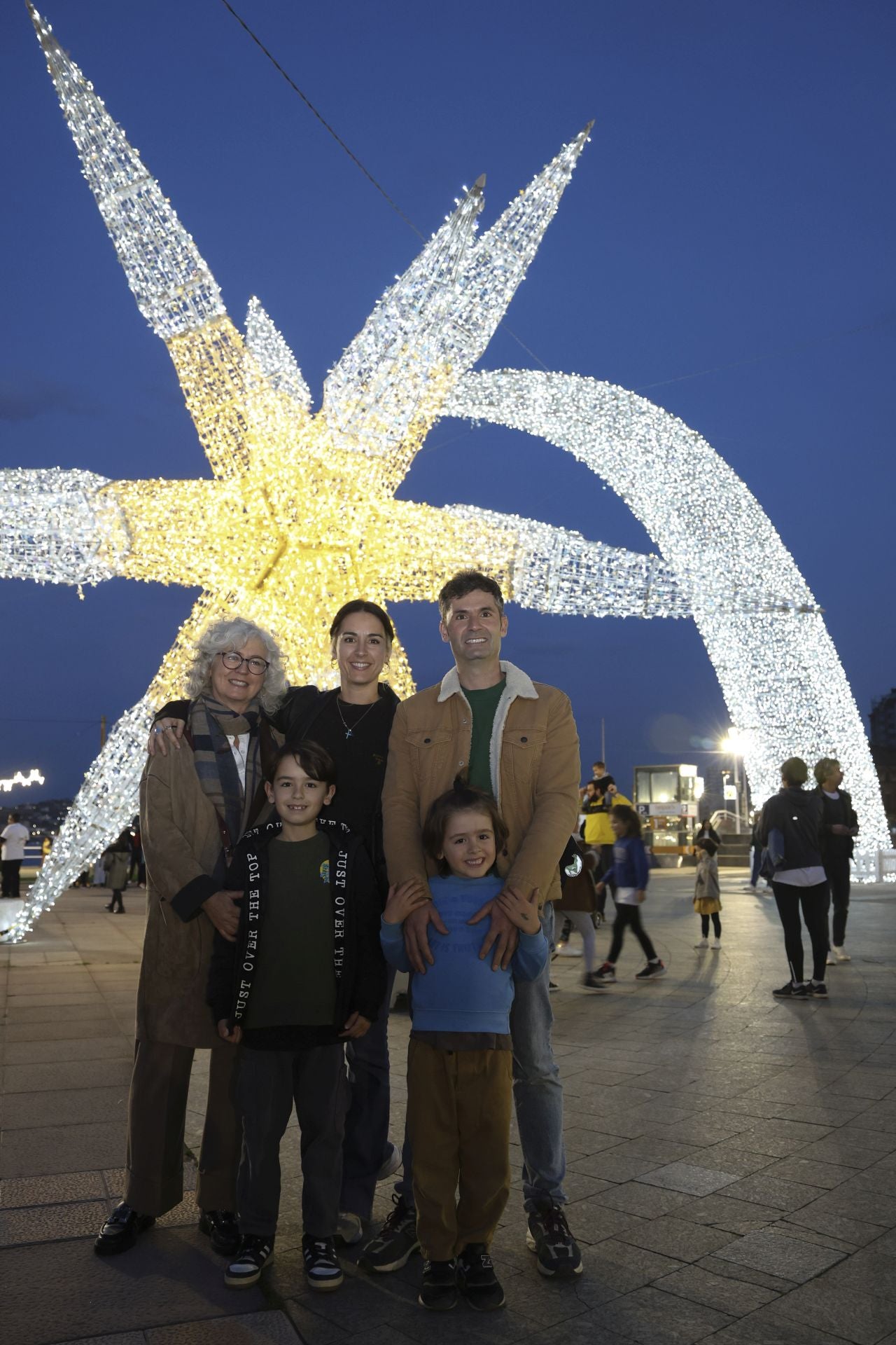 El espectacular despliegue de luces navideñas conquista a los gijoneses