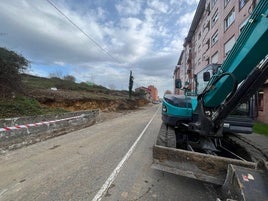 La calle Celleruelo, ya cortada al tráfico, donde han dado comienzo los trabajos de ensanche. A la derecha, un coche por la zona de obras en la glorieta de Ferrera.