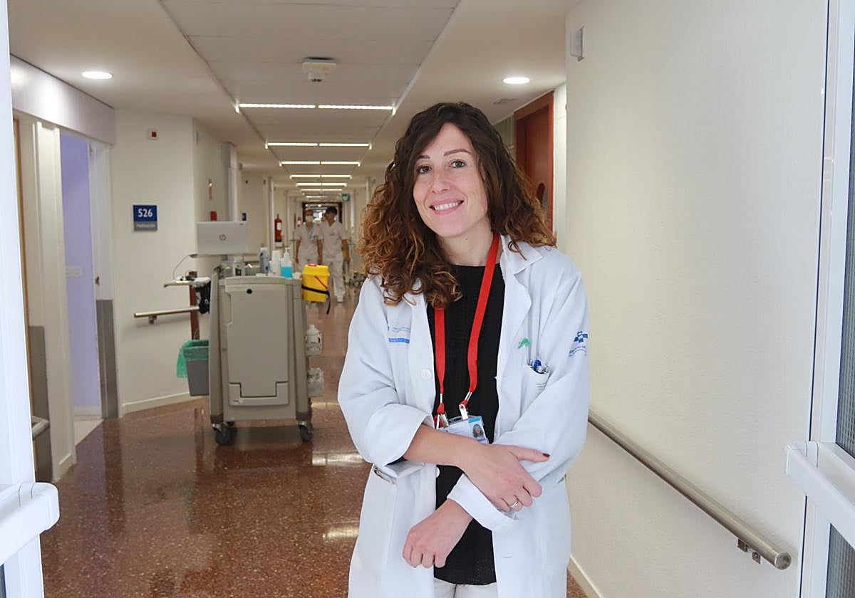 María Riestra, en uno de los pasillos del bloque de hospitalización de Cabueñes.