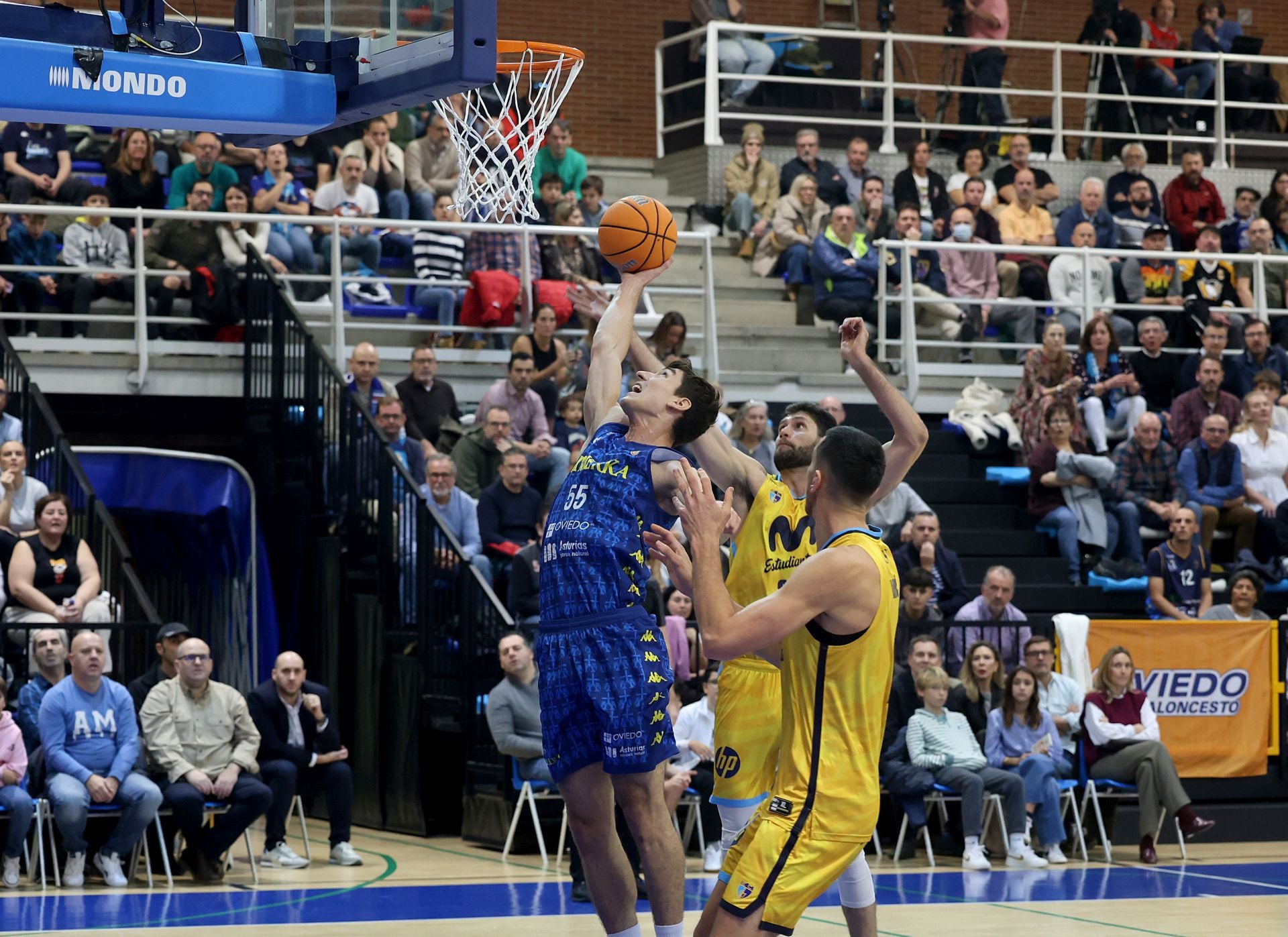 Raúl Lobaco trata de anotar canasta para el Alimerka Oviedo.